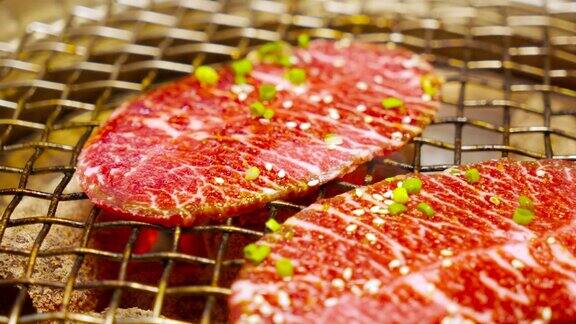 日式烤肉在炭炉上烤的肉