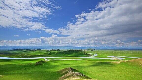 新疆蜿蜒的河流和绿色的草原自然景观