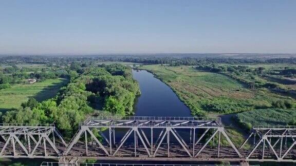 河上铁路桥鸟瞰图