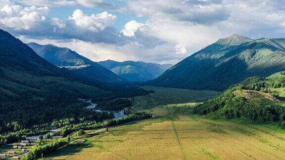 空中拍摄的新疆山区自然景观