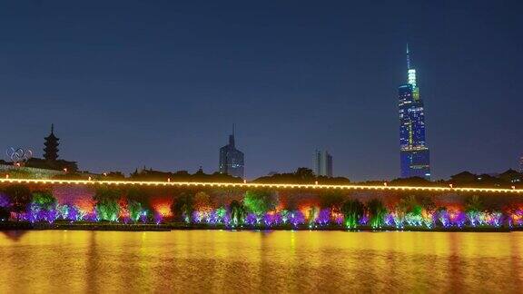 夜晚的时间照亮了南京城墙著名的湖滨公园著名的摩天大楼延时全景4k中国