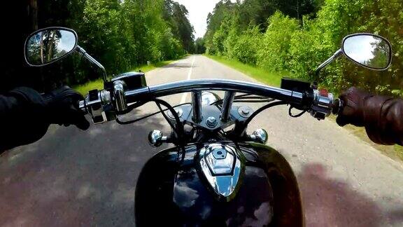 一辆摩托车在第一个视图与把手杠杆和后视镜可见4k