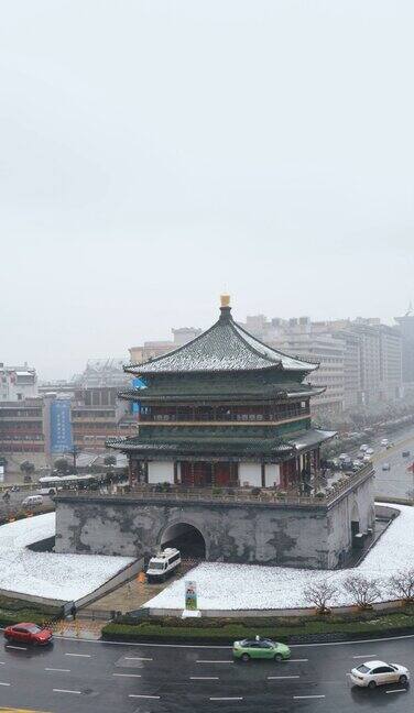 中国西安雪中的古钟楼