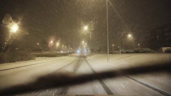 在冬天的城市里在下雪的路上开车