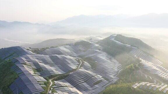 山顶上的多云太阳能发电厂
