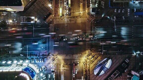 无人机夜间城市街道十字路口的视角