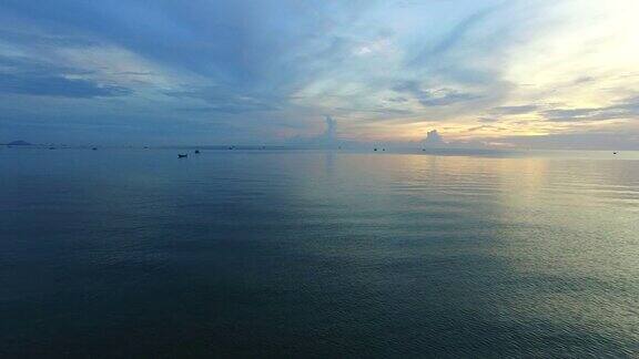 海景及日出天空