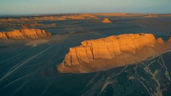 中国新疆日落时的戈壁沙漠鸟瞰图