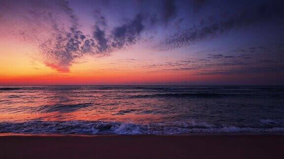 海面上的日出和美丽的云景