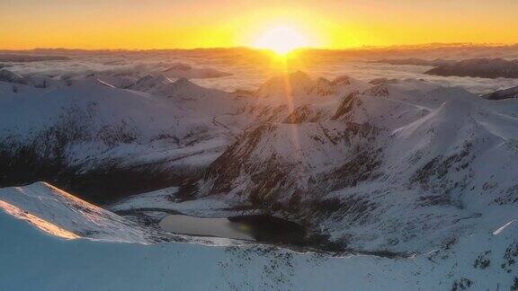 随着太阳的升起一个黑色的湖静静地躺在一座雪山的怀抱里