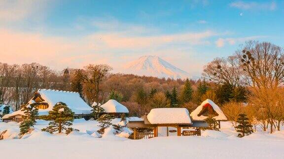 日本冬季暴雪后以4k延时拍摄的大野Hakkai村日出与富士山为背景