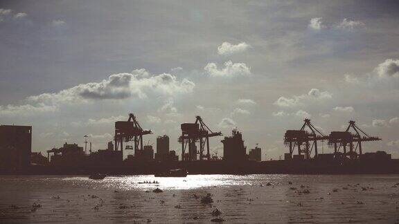 曼谷船厂码头工作