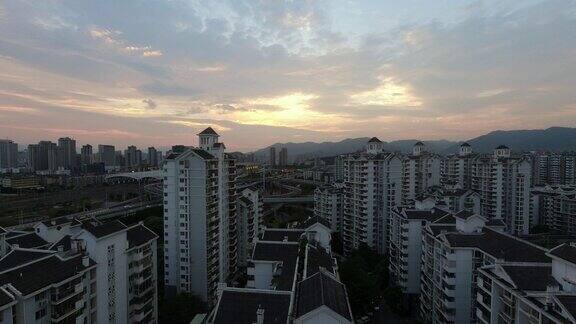 高视角捕捉城市住宅区浪漫的天空