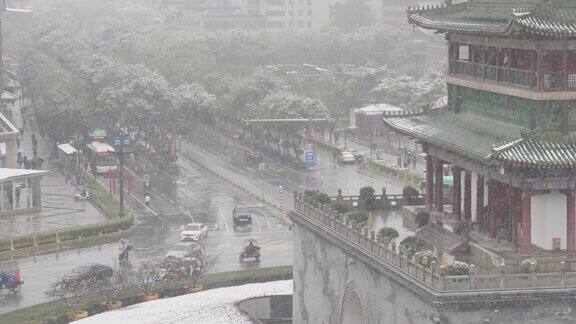 雪中的古老钟楼中国西安