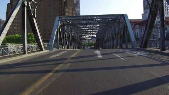 实时驾驶汽车通过外白都大桥上海中国