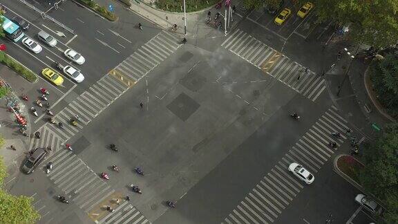 晴天飞行飞越南京市市中心交通街道十字路口航拍4k中国全景图