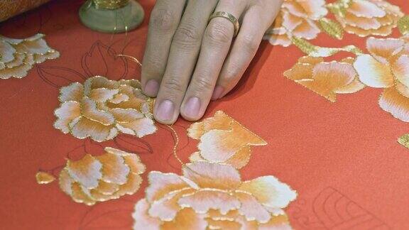 近距离的中国工匠刺绣一件婚纱