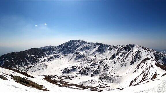 奥地利斯蒂里亚的Seetaler阿尔卑斯山脉的雪峰上的风景欧洲奥地利阿尔卑斯山阳光明媚的冬日仙境滑雪旅行雪鞋徒步旅行户外活动全景