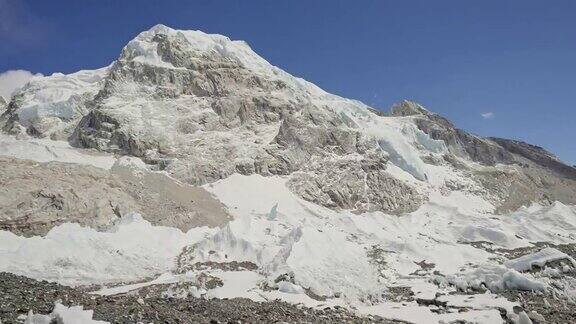 阳光下是雪山珠峰大本营全景昆布冰川