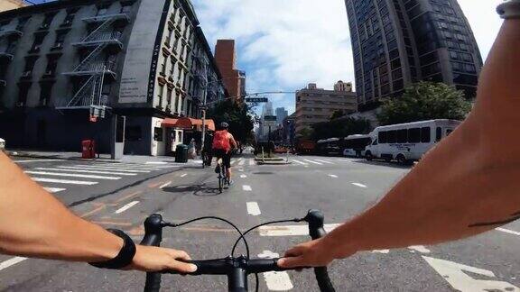 POV自行车骑:男人与公路赛车在纽约