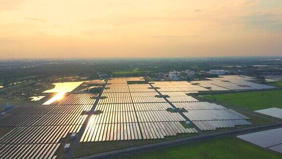 太阳能农场与日落在鸟瞰图