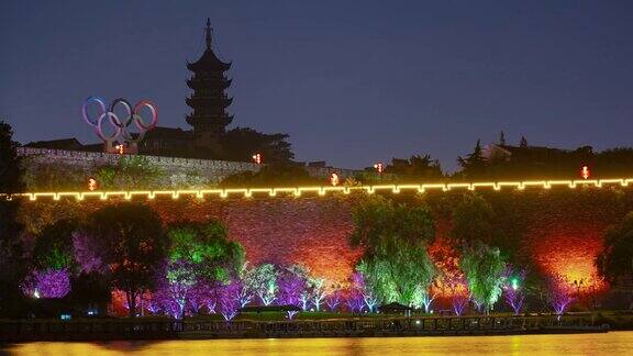 夜晚的时间照亮了南京城墙著名的湖滨公园著名的宝塔时光流逝的全景4k中国