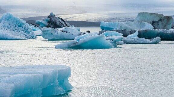 美丽的蓝色冰在冰岛的Jokulsarlon冰湖背景是欧洲最大的冰川Vatnajokull