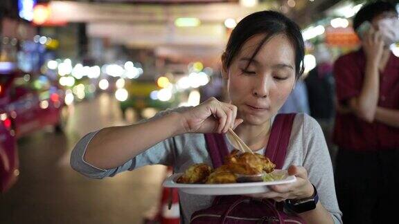 吃街头小吃的亚洲女人