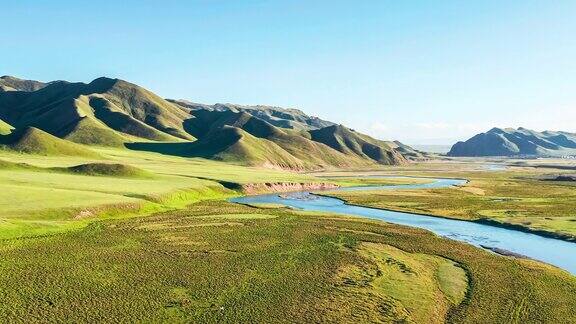 新疆有绿色的草原和河流有山景