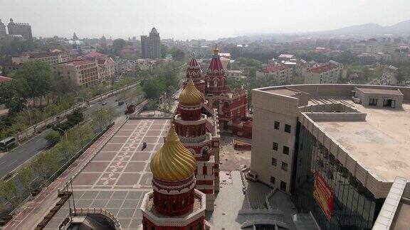 航拍无人机直接飞过中国的俄罗斯主题建筑