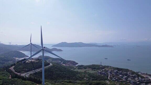 在海边的山顶上风力涡轮机的鸟瞰图