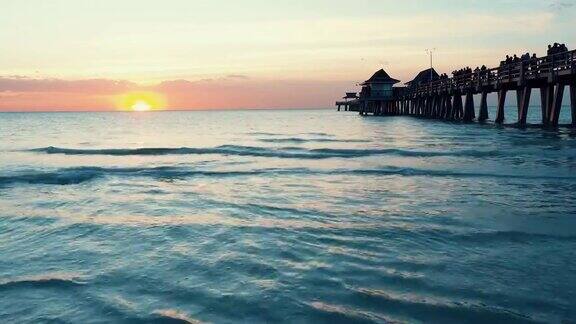 日落在那不勒斯码头佛罗里达