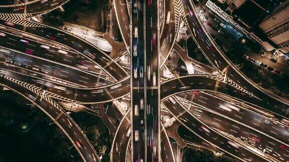 无人机视角的立交桥和城市交通在夜间