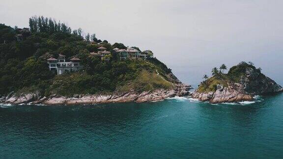 空中海浪冲入泰国普吉岛海滩的海岸线