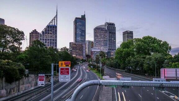 从白天到夜晚时间在澳大利亚悉尼的一条中心公路上流逝