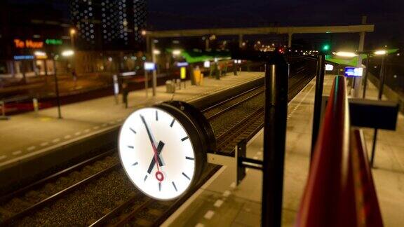 时钟在一个小火车站的时间流逝