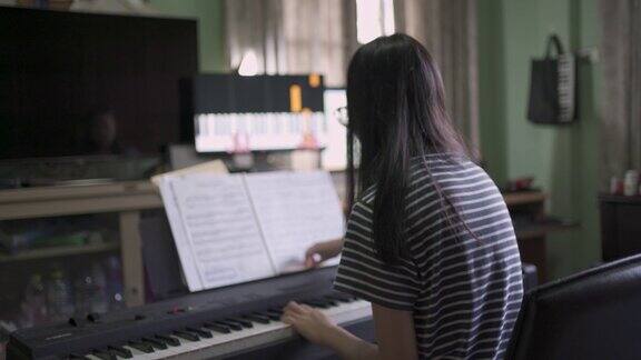一名少女通过网络课程学习弹钢琴
