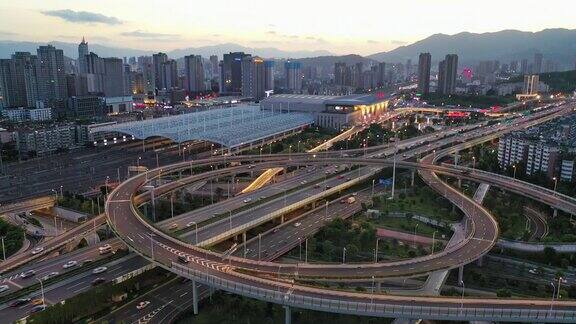 黄昏时分城市高架立交桥实时拍摄