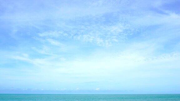 热带海洋蔚蓝的天空和白云