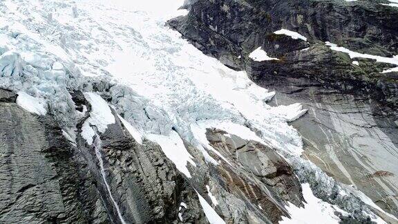挪威巨大的约斯特达尔斯布林冰川的冰舌