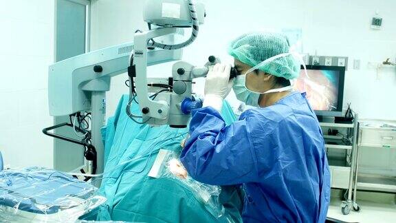 男性和女性外科医生操作机器医疗保健理念