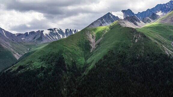 空中拍摄的新疆山脉景观