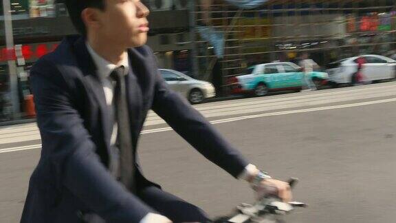 在城市里骑自行车通勤的亚洲商人