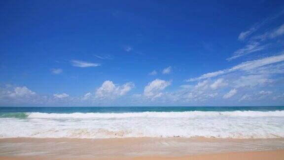 海滩海浪蓝天白云