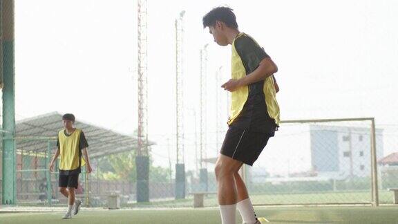 亚洲男子足球运动员正在和朋友打球