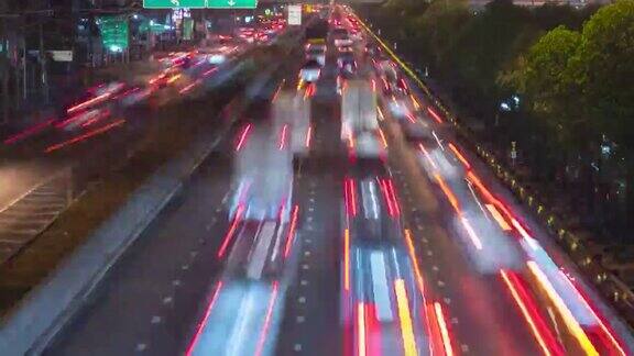 4k决议曼谷夜间高峰时段的交通堵塞以城市景观概念的交通