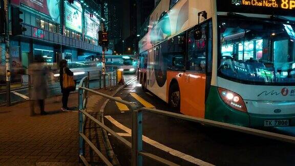 2019年1月8日中国香港一群人在夜间过马路交通繁忙的人们路上有汽车和电车