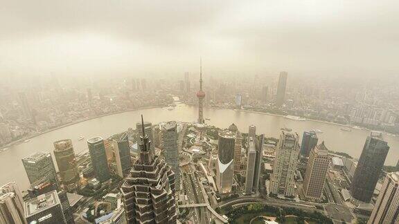高角度日落与现代摩天大楼上海中国