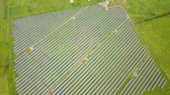 太阳能发电厂的鸟瞰图生产清洁生态能源的光电板