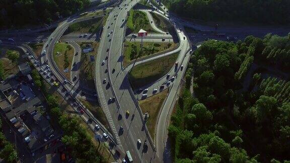 鸟瞰图汽车行驶在公路交叉处汽车在高速公路立交桥上行驶